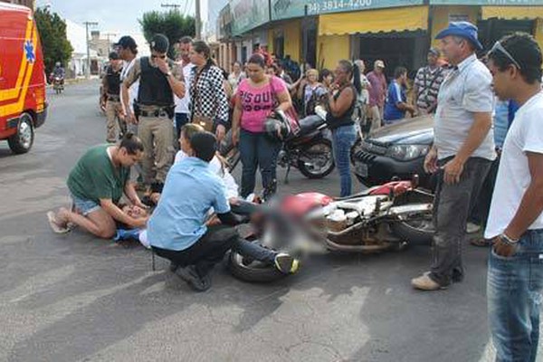 Acidente envolvendo três veículos deixa motociclista gravemente ferido