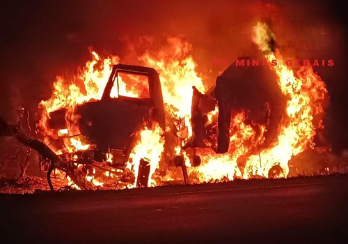 Motorista perde o controle por causa de queimada e tem veículo destruído pelas chamas