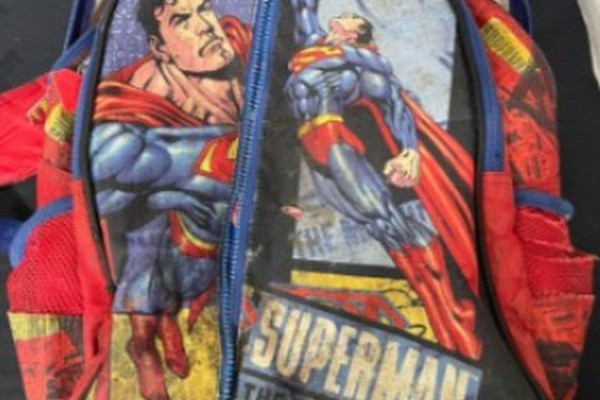 PM flagra suspeito caminhando com mochila infantil à noite e prende dupla por furto em construção