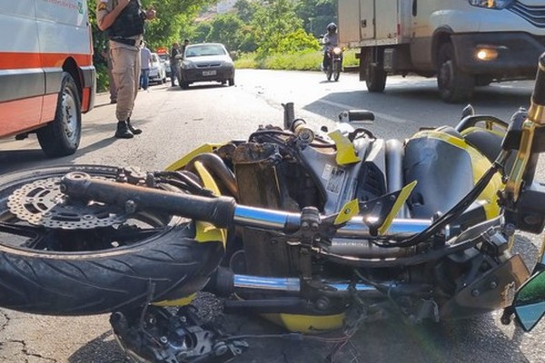 Motociclista “passa por cima” de carro, bate em outro veículo e sofre fraturas, na av. Fátima Porto