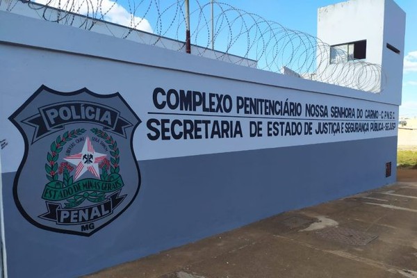 Detento de 27 anos aproveita banho de sol e foge de penitenciária em Carmo do Paranaíba