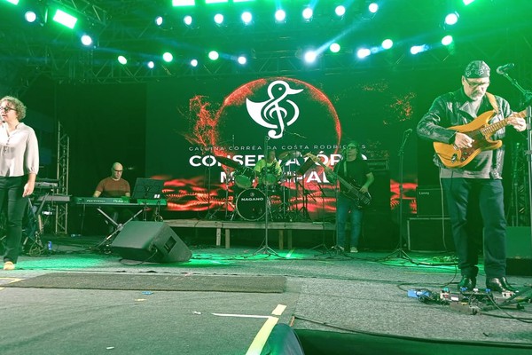 Conservatório embala público na Fenapraça com o flashback "You're still the one"; veja ao vivo