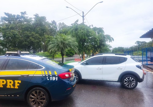 PRF de Patos de Minas recupera carro furtado em Pernambuco e prende suspeito