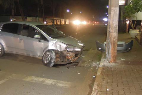 Motorista bate em poste na avenida Marabá e vai embora deixando o carro para trás