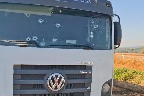 Caminhão tomado de assalto de empresa de Patos de Minas fica crivado de balas; suspeito morreu