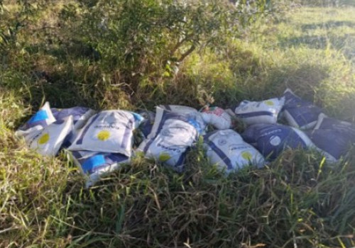 Carro quebra e homem é preso com mais de 10 sacas de ração e sal para gado furtados