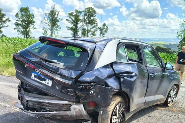 Roda se solta de caminhonete na BR-354, provoca engavetamento e deixa idoso de 75 anos ferido