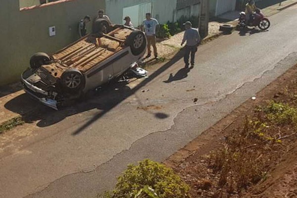 Motorista foge a pé após bater em veículo na Avenida Marabá, desabar de barranco e capotar