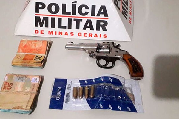 Após denúncia de tráfico, PM prende jovem com arma de fogo e dinheiro em Monte Carmelo