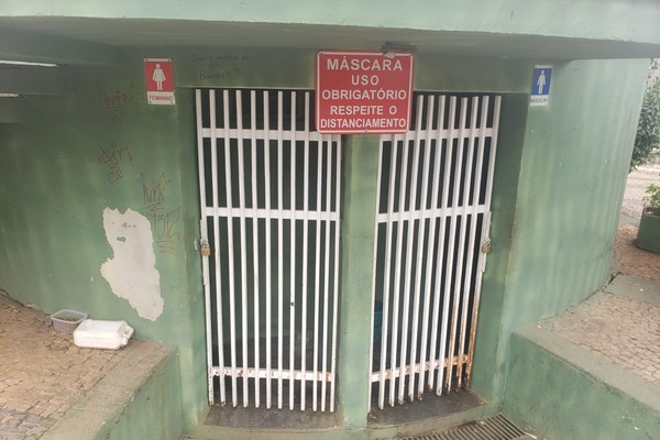 Alvo de vandalismos, furtos e outras coisas mais, banheiros do coreto são fechados pela Prefeitura