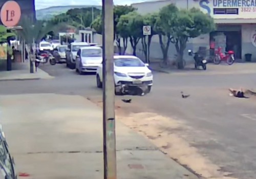 Vídeo mostra acidente que deixou motociclista ferida em Patos de Minas; moradores pedem intervenção na via