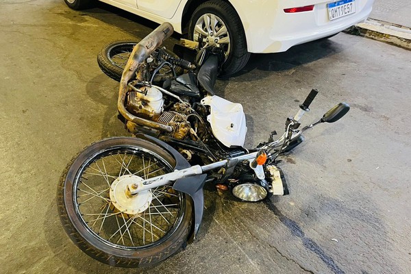 Motociclista avança sinal vermelho, bate em carro e é socorrido com fratura exposta