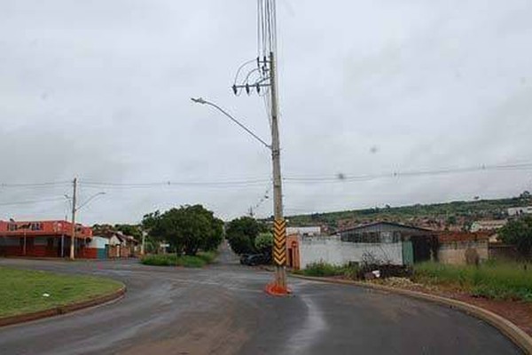 Prefeitura vai abrir licitação para retirar postes deixados no meio da rua