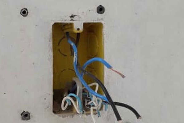 Ladrões arrancam caixa de proteção e furtam interfone de prédio em Patos de Minas