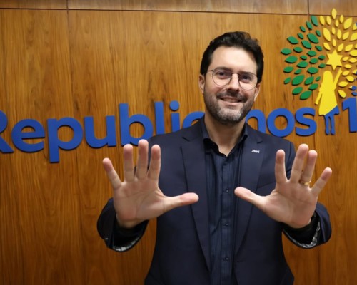 De olho na eleição, prefeito Falcão se filia ao Republicanos e movimenta o tabuleiro político em Minas