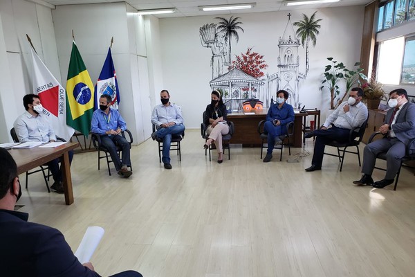 Diretores da Copasa se reúnem com o prefeito Luís Eduardo Falcão em Patos de Minas