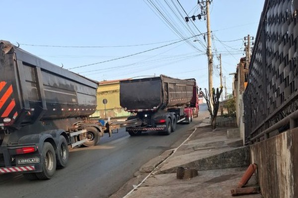 Bitrem não consegue transpor subida de rua em Patos de Minas e assusta moradores