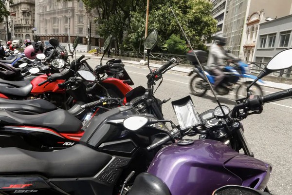 Trabalhador por aplicativo ganha mais, porém tem jornadas mais longas