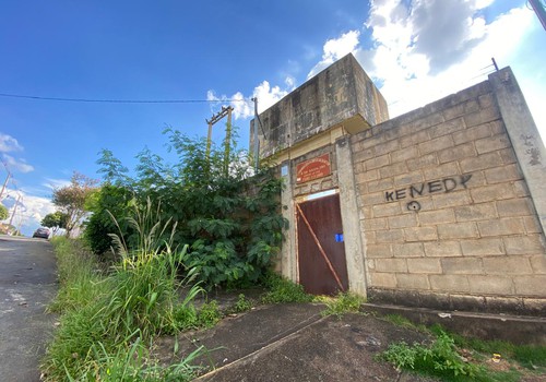 Creche abandonada vira ponto de usuários de drogas e preocupa moradores, em Patos de Minas