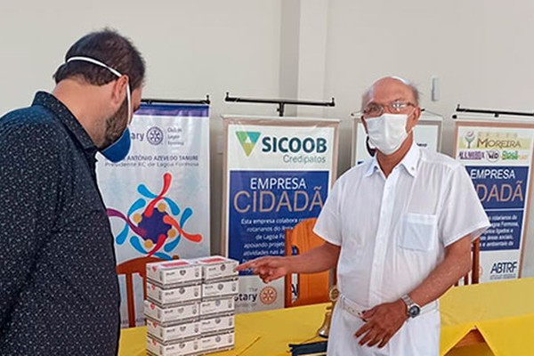 Rotary Clube de Lagoa Formosa doa 200 testes para detecção de coronavírus para a Prefeitura