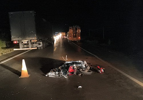 Motociclista morre após bater na traseira de caminhão prancha na BR-365, em Patos de Minas