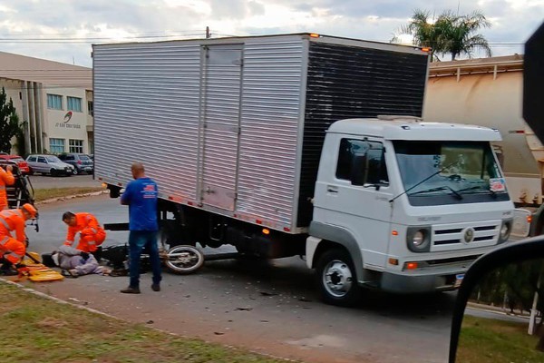 Passageiro de motocicleta fica ferido após batida com caminhão na Avenida JK, em Patos de Minas