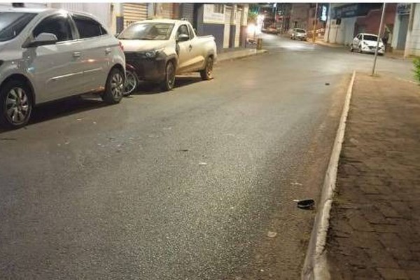 Motociclista de 24 anos é preso após bater em pick-up estacionada: “Foi cachaça demais”
