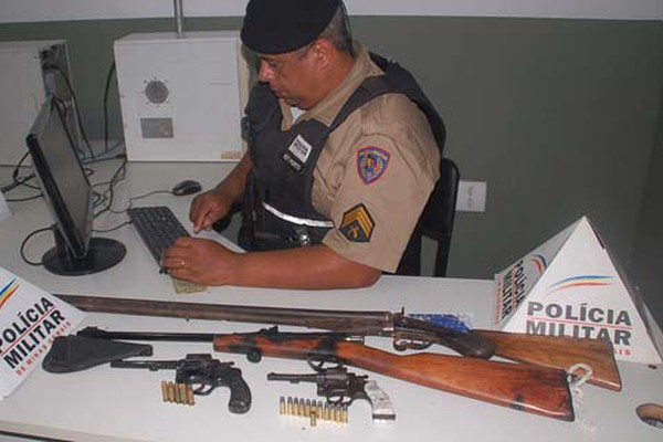 Após denúncia, PM apreende 4 armas com irmãos na zona rural de Patos de Minas