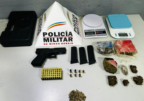 Após denúncia anônima, PM encontra arma de uso restrito e drogas e prende morador, no Jardim Esperança