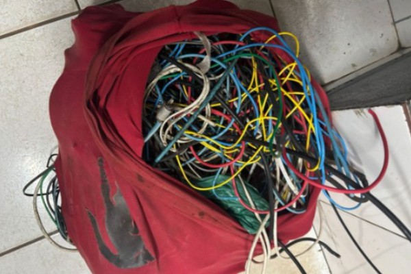 Homem é preso em cima de telhado com cabos de energia e ferramentas em Patos de Minas