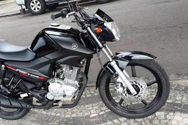 Homem tem motocicleta roubada enquanto esperava sogra sair da missa em Patos de Minas