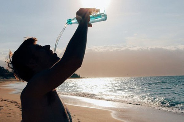 Ingestão de líquidos é fundamental para evitar desidratações no verão