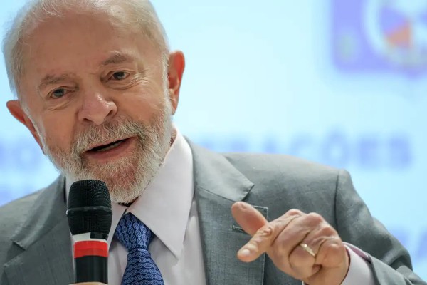 Lula critica privatizações de empresas públicas em visita à Telebras