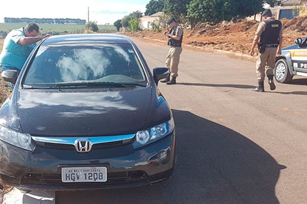 Veículo roubado em Tiros é encontrado em Patos de Minas e PM tenta encontrar criminosos