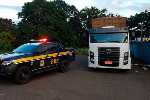 PRF apreende em Patos de Minas caminhão de batata tomado de assalto no estado da Bahia
