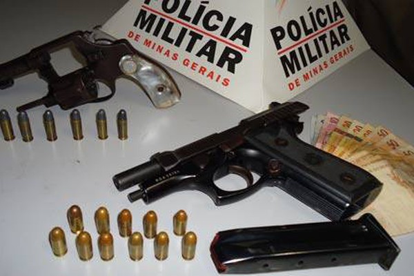 Motociclistas fortemente armados são presos pela PM no bairro Sorriso