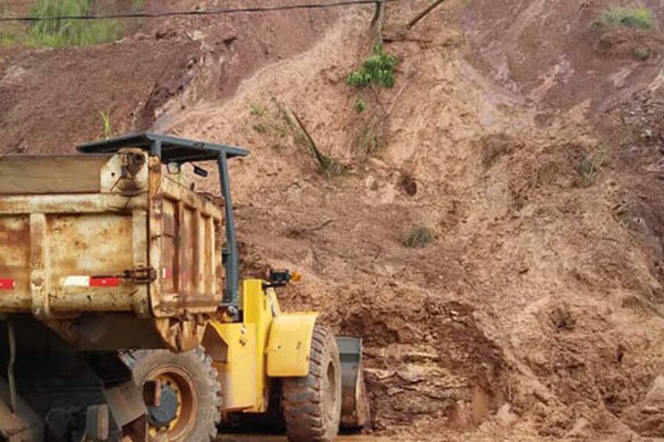 Prefeitura terá que remover mais de 100 caminhões de terra para desobstruir Av. Fátima Porto 