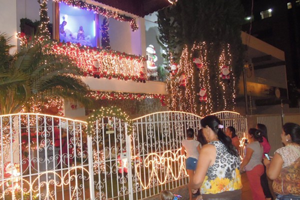 Decoração de Natal em casa no centro de Patos de Minas vira atração para a população