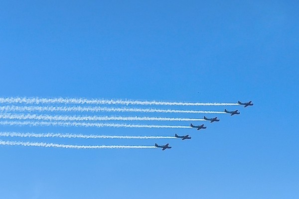Esquadrilha da Fumaça arranca aplausos e emociona  multidão em Patos de Minas