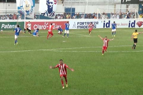 Com apoio da torcida, URT joga melhor no Zama Maciel, mas perde para o Villa com gol contra; vídeo