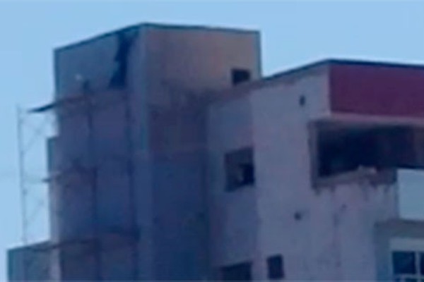 Operário é flagrado se arriscando no alto de prédio sem qualquer proteção em Patos de Minas 
