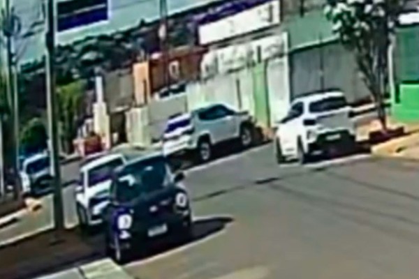 Quatro pessoas ficam feridas após forte batida entre carros no Centro de Carmo do Paranaíba