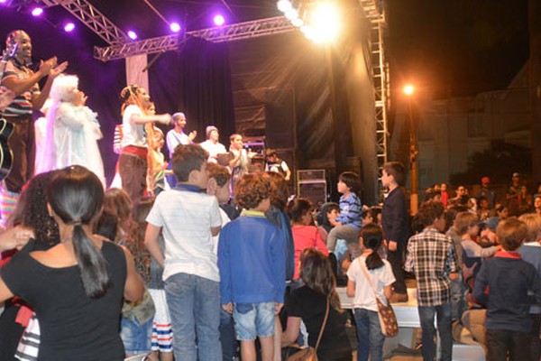 Multidão acompanha última noite de apresentações do Balaio de Arte e Cultura em Patos de Minas