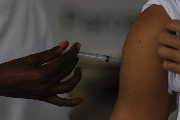 Covid: aplicação da vacina bivalente deve começar em 27 de fevereiro