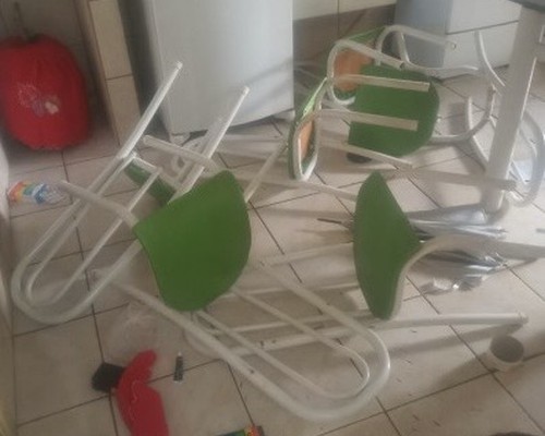 Filho é preso após agredir a própria mãe e causar quebra-quebra dentro de casa em Patos de Minas