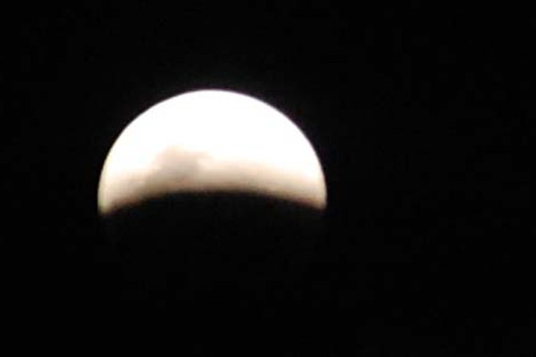 Super Lua com eclipse encanta céu de Patos de Minas e atrai olhares dos amantes do satélite