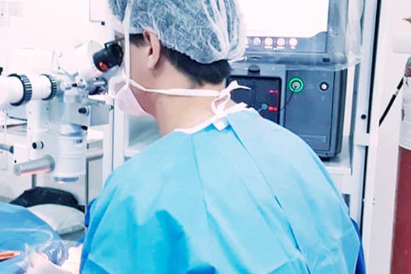 Hospital Vera Cruz realiza procedimento cirúrgico de retina inédito em Patos de Minas