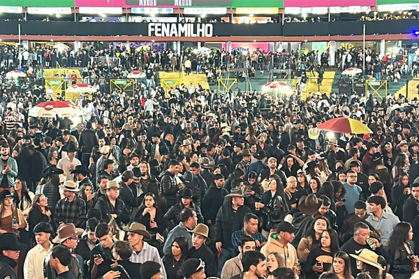 "Tô por aí": Rio Negro e Solimões cantam seus maiores na Fenamilho 2025; veja ao vivo