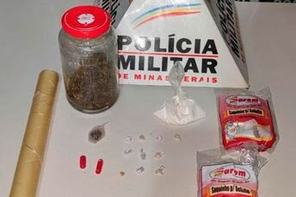 Após denúncia, PM prende jovem com maconha, cocaína, cafeína e pedras de crack em Patrocínio