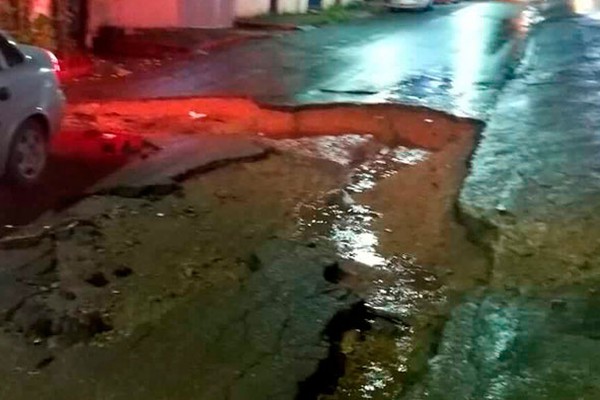 Condutor que danificou veículo em buraco cobra sinalização para evitar acidentes em Patos de Minas 